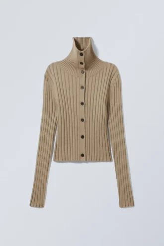 Schmal geschnittene Strickjacke mit Rollkragen – Staubbeige Schmal geschnittene Strickjacke mit Rollkragen – Staubbeige
