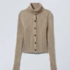 Schmal geschnittene Strickjacke mit Rollkragen – Staubbeige Schmal geschnittene Strickjacke mit Rollkragen – Staubbeige
