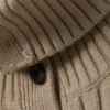 Schmal geschnittene Strickjacke mit Rollkragen – Staubbeige Schmal geschnittene Strickjacke mit Rollkragen – Staubbeige
