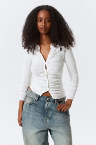 Schmal geschnittene Strickjacke mit Rüschen und Knopfleiste – Off-White