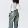 Schmal geschnittene Strickjacke mit Rüschen und Knopfleiste – Off-White Schmal geschnittene Strickjacke mit Rüschen und Knopfleiste – Off-White