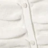 Schmal geschnittene Strickjacke mit Rüschen und Knopfleiste – Off-White Schmal geschnittene Strickjacke mit Rüschen und Knopfleiste – Off-White