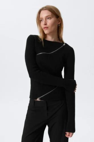 Schmal geschnittener, asymmetrischer Strickpullover mit Reißverschluss – Schwarz