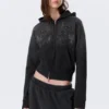 Schmal geschnittener Kapuzenpullover mit Reißverschluss und Nieten-Print – gewaschen, schwarz mit Nieten Schmal geschnittener Kapuzenpullover mit Reißverschluss und Nieten-Print – gewaschen, schwarz mit Nieten