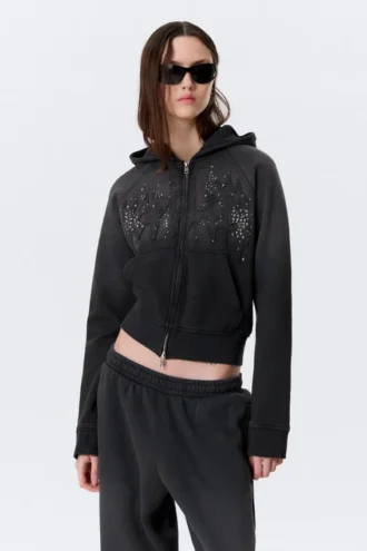 Schmal geschnittener Kapuzenpullover mit Reißverschluss und Nieten-Print – gewaschen, schwarz mit Nieten
