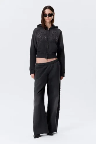 Schmal geschnittener Kapuzenpullover mit Reißverschluss und Nieten-Print – gewaschen, schwarz mit Nieten