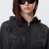 Schmal geschnittener Kapuzenpullover mit Reißverschluss und Nieten-Print – gewaschen, schwarz mit Nieten Schmal geschnittener Kapuzenpullover mit Reißverschluss und Nieten-Print – gewaschen, schwarz mit Nieten