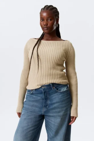Schmal geschnittener Strickpullover mit U-Boot-Ausschnitt – Beige