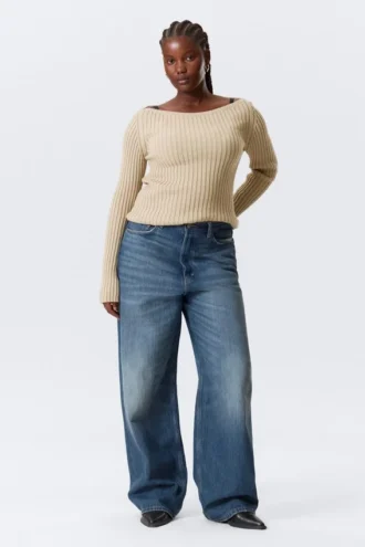 Schmal geschnittener Strickpullover mit U-Boot-Ausschnitt – Beige