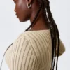 Schmal geschnittener Strickpullover mit U-Boot-Ausschnitt – Beige Schmal geschnittener Strickpullover mit U-Boot-Ausschnitt – Beige