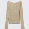 Schmal geschnittener Strickpullover mit U-Boot-Ausschnitt – Beige Schmal geschnittener Strickpullover mit U-Boot-Ausschnitt – Beige