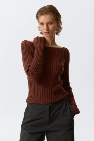 Schmal geschnittener Strickpullover mit U-Boot-Ausschnitt – Rostbraun
