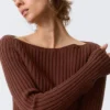 Schmal geschnittener Strickpullover mit U-Boot-Ausschnitt – Rostbraun Schmal geschnittener Strickpullover mit U-Boot-Ausschnitt – Rostbraun