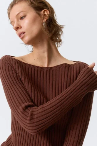 Schmal geschnittener Strickpullover mit U-Boot-Ausschnitt – Rostbraun