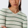 Schmal geschnittener Strickpullover mit V-Ausschnitt – gestreift, hellgrau Schmal geschnittener Strickpullover mit V-Ausschnitt – gestreift, hellgrau
