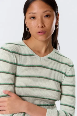 Schmal geschnittener Strickpullover mit V-Ausschnitt – gestreift, hellgrau
