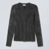 Schmal geschnittener Strickpullover mit V-Ausschnitt – gewaschenes Schwarz Schmal geschnittener Strickpullover mit V-Ausschnitt – gewaschenes Schwarz