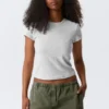 Schmal geschnittenes Baumwoll-T-Shirt mit kurzen Ärmeln – Grau meliert Schmal geschnittenes Baumwoll-T-Shirt mit kurzen Ärmeln – Grau meliert