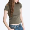 Schmal geschnittenes Baumwoll-T-Shirt mit kurzen Ärmeln – Staubiges Khaki-Grün Schmal geschnittenes Baumwoll-T-Shirt mit kurzen Ärmeln – Staubiges Khaki-Grün