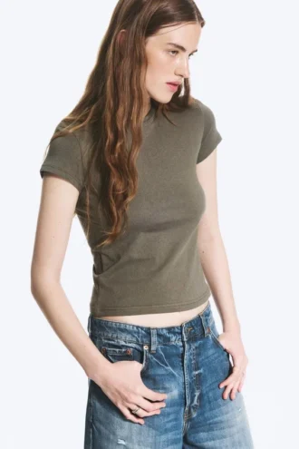 Schmal geschnittenes Baumwoll-T-Shirt mit kurzen Ärmeln – Staubiges Khaki-Grün