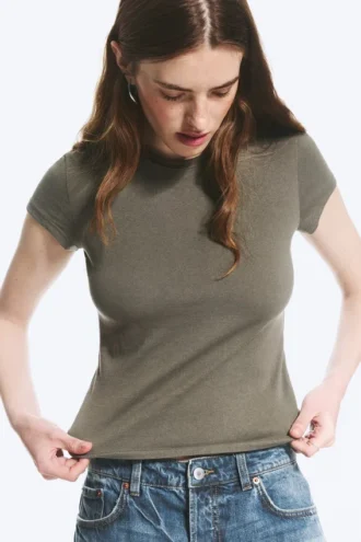 Schmal geschnittenes Baumwoll-T-Shirt mit kurzen Ärmeln – Staubiges Khaki-Grün