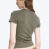 Schmal geschnittenes Baumwoll-T-Shirt mit kurzen Ärmeln – Staubiges Khaki-Grün Schmal geschnittenes Baumwoll-T-Shirt mit kurzen Ärmeln – Staubiges Khaki-Grün