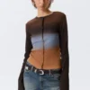Schmal geschnittenes, bedrucktes Langarmshirt – Dunkelbrauner Farbverlauf Schmal geschnittenes, bedrucktes Langarmshirt – Dunkelbrauner Farbverlauf