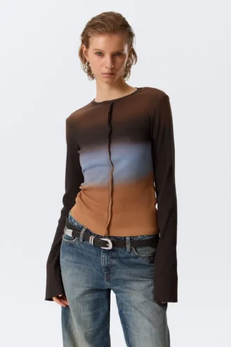 Schmal geschnittenes, bedrucktes Langarmshirt – Dunkelbrauner Farbverlauf