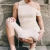 Schmal geschnittenes, gerafftes Off-Shoulder-Oberteil – Off-White