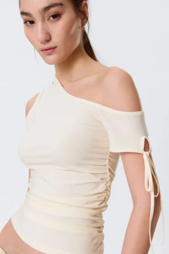 Schmal geschnittenes, gerafftes Off-Shoulder-Oberteil – Off-White