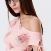 Schmal geschnittenes, gerafftes Off-Shoulder-Oberteil – Rosa – Blumenmuster Schmal geschnittenes, gerafftes Off-Shoulder-Oberteil – Rosa – Blumenmuster