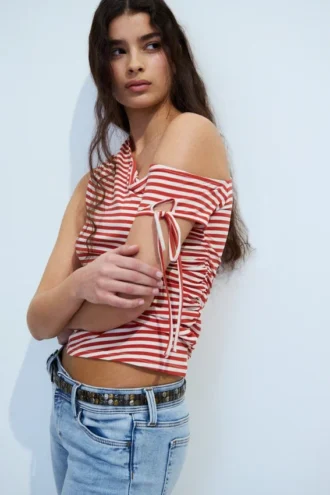Schmal geschnittenes, gerafftes Off-Shoulder-Top – rot-weiß gestreift
