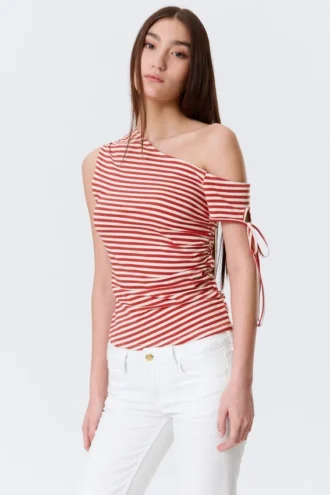 Schmal geschnittenes, gerafftes Off-Shoulder-Top – rot-weiß gestreift