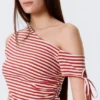Schmal geschnittenes, gerafftes Off-Shoulder-Top – rot-weiß gestreift Schmal geschnittenes, gerafftes Off-Shoulder-Top – rot-weiß gestreift
