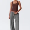 Schmal geschnittenes, geripptes Tanktop mit quadratischem Ausschnitt – Burgunderrot Schmal geschnittenes, geripptes Tanktop mit quadratischem Ausschnitt – Burgunderrot
