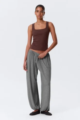 Schmal geschnittenes, geripptes Tanktop mit quadratischem Ausschnitt – Burgunderrot Schmal geschnittenes, geripptes Tanktop mit quadratischem Ausschnitt – Burgunderrot