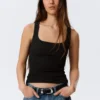 Schmal geschnittenes, geripptes Tanktop mit quadratischem Ausschnitt – Schwarz Schmal geschnittenes, geripptes Tanktop mit quadratischem Ausschnitt – Schwarz