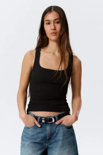 Schmal geschnittenes, geripptes Tanktop mit quadratischem Ausschnitt – Schwarz
