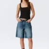Schmal geschnittenes, geripptes Tanktop mit quadratischem Ausschnitt – Schwarz Schmal geschnittenes, geripptes Tanktop mit quadratischem Ausschnitt – Schwarz