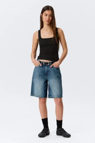 Schmal geschnittenes, geripptes Tanktop mit quadratischem Ausschnitt – Schwarz