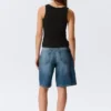 Schmal geschnittenes, geripptes Tanktop mit quadratischem Ausschnitt – Schwarz Schmal geschnittenes, geripptes Tanktop mit quadratischem Ausschnitt – Schwarz