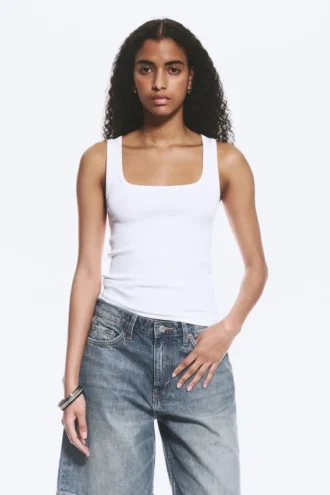 Schmal geschnittenes, geripptes Tanktop mit quadratischem Ausschnitt – Weiß Schmal geschnittenes, geripptes Tanktop mit quadratischem Ausschnitt – Weiß