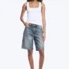 Schmal geschnittenes, geripptes Tanktop mit quadratischem Ausschnitt – Weiß Schmal geschnittenes, geripptes Tanktop mit quadratischem Ausschnitt – Weiß