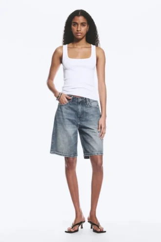 Schmal geschnittenes, geripptes Tanktop mit quadratischem Ausschnitt – Weiß Schmal geschnittenes, geripptes Tanktop mit quadratischem Ausschnitt – Weiß