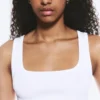 Schmal geschnittenes, geripptes Tanktop mit quadratischem Ausschnitt – Weiß Schmal geschnittenes, geripptes Tanktop mit quadratischem Ausschnitt – Weiß