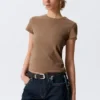 Schmal geschnittenes, kurzärmeliges Baumwoll-T-Shirt – gewaschenes Dunkelbeige Schmal geschnittenes, kurzärmeliges Baumwoll-T-Shirt – gewaschenes Dunkelbeige