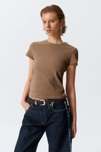 Schmal geschnittenes, kurzärmeliges Baumwoll-T-Shirt – gewaschenes Dunkelbeige