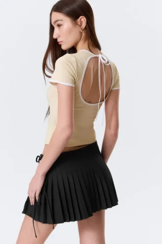 Schmal geschnittenes, kurzärmeliges Top mit offenem Rücken – Beige – weiße Einfassung