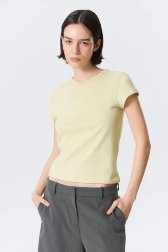 Schmal geschnittenes, kurzärmeliges V-Ausschnitt-T-Shirt – Hellbeige