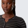 Schmal geschnittenes Langarm-Henley-Top – schwarz-grau gestreift Schmal geschnittenes Langarm-Henley-Top – schwarz-grau gestreift